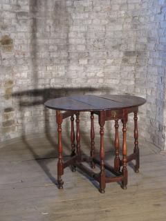 Early 18th Century English Walnut Oval Dropleaf Gateleg Table - 3106546