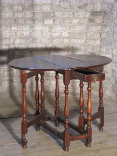 Early 18th Century English Walnut Oval Dropleaf Gateleg Table - 3106547