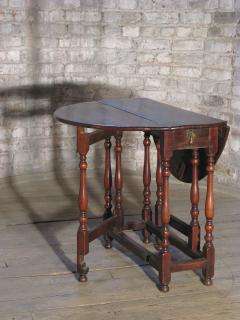 Early 18th Century English Walnut Oval Dropleaf Gateleg Table - 3106548