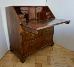 Early 18th Century English Walnut Veneered Stepped Interior Georgian Bureau Desk - 2057730