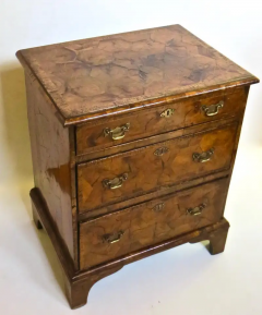 Early 18th century Highly Figured Oyster Veneer 3 Drawer Chest - 3071295