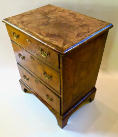 Early 18th century Highly Figured Oyster Veneer 3 Drawer Chest - 3071296