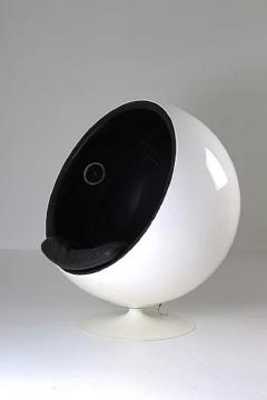 Eero Aarnio Eero Aarnio Ball Chair with Leather Upholstery and Speakers - 2253051