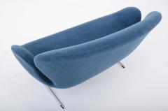 Eero Saarinen Arne Jacobsen Swan Sofa by Fritz Hansen - 1553816