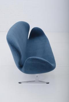 Eero Saarinen Arne Jacobsen Swan Sofa by Fritz Hansen - 1553817