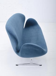 Eero Saarinen Arne Jacobsen Swan Sofa by Fritz Hansen - 1553821