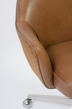 Eero Saarinen Knoll Desk Chair in Contrasting Saddle Leather Suede - 243187