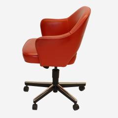 Eero Saarinen Saarinen Executive Arm Chair in Original Red Leather Swivel Base - 3884324