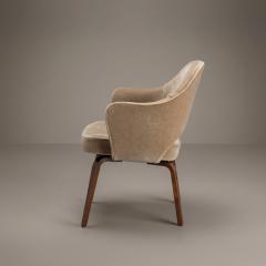 Eero Saarinen Saarinen Executive Arm Dining Chairs in Sand Mohair Walnut Legs - 4591565