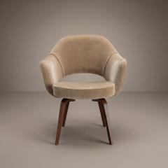 Eero Saarinen Saarinen Executive Arm Dining Chairs in Sand Mohair Walnut Legs - 4591566