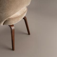 Eero Saarinen Saarinen Executive Arm Dining Chairs in Sand Mohair Walnut Legs - 4591570