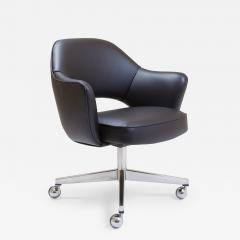 Eero Saarinen Saarinen Executive Armchair in Original Black Leather Vintage Swivel Base - 3349029