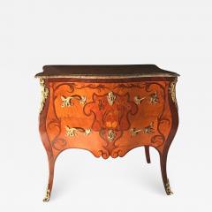 Elegant French 18th Century Commode Louis XV Period - 634597