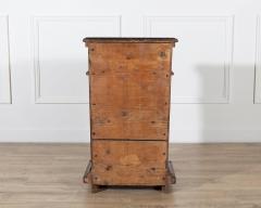 Elegant Venetian Urn Shaped Bedside Cabinet with Kneeler Mid 18th Century - 4402306