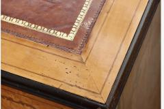 English 19th Century Satinwood Pedestal Desk - 3034981