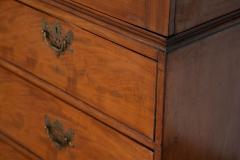 English George III Walnut Linen Press - 4435666