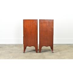 English Pair of Federal style Mahogany Bedside Tables - 4482413