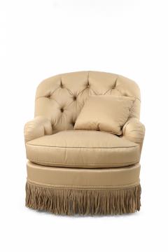 English Victorian Style Beige Tufted Fringed Tub Armchair - 4660405