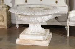 English Vintage 20th Century Cast Stone Fountain with Scoop and Foliage Motifs - 3472599