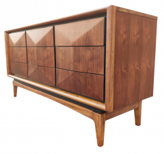 Expertly Restored United Furniture Walnut Diamond Triple Dresser 9 Drawers 1960s - 2721534