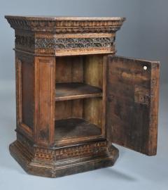 Extremely rare Tuscan 15thc Renaissance walnut sacristy cabinet - 4805552