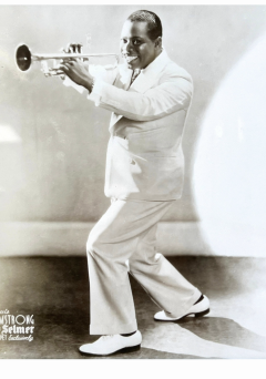 FRAMED LOUIS ARMSTRONG PHOTOGRAPH WITH AUTHENTIC AUTOGRAPH - 4698206