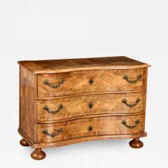 Fine Baroque Walnut Serpentine Chest of drawers - 2139827