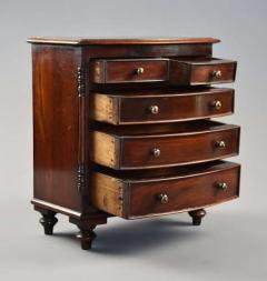 Fine quality mid 19thc mahogany miniature bow front chest of drawers - 4755939