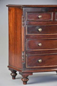 Fine quality mid 19thc mahogany miniature bow front chest of drawers - 4755942
