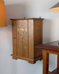 Finnish Art Nouveau Wall Cabinet in Quartersawn Oak Brass Early 20th Century - 4482592