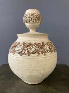 Frank Willett Wishon Harrell Studio Art Pottery Ceramic Lidded Vase with Appliqu Decoration - 2567782