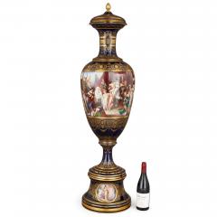 Franz D rfl A large ornamental Viennese gilt porcelain vase depicting Charles V - 3009110
