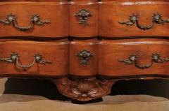 French 1720s Regence Walnut Commode in the Manner of the Thomas and Pierre Hache - 3416882