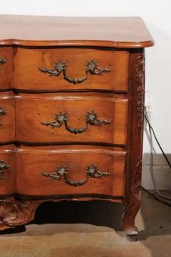 French 1720s Regence Walnut Commode in the Manner of the Thomas and Pierre Hache - 3416903