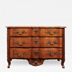 French 1720s Regence Walnut Commode in the Manner of the Thomas and Pierre Hache - 3431938