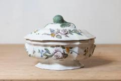 French 1750s Faience Oval Shaped Soup Tureen from Bordeaux with Floral Decor - 3660278