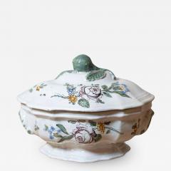 French 1750s Faience Oval Shaped Soup Tureen from Bordeaux with Floral Decor - 3663560