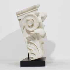 French 18th Century Carved White Marble Capital With Angel Head - 4111727