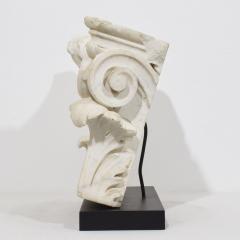 French 18th Century Carved White Marble Capital With Angel Head - 4111730