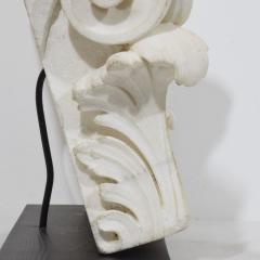 French 18th Century Carved White Marble Capital With Angel Head - 4111736