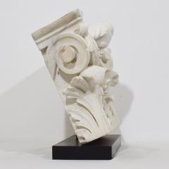 French 18th Century Carved White Marble Capital With Angel Head - 4111796
