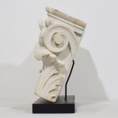 French 18th Century Carved White Marble Capital With Angel Head - 4111798