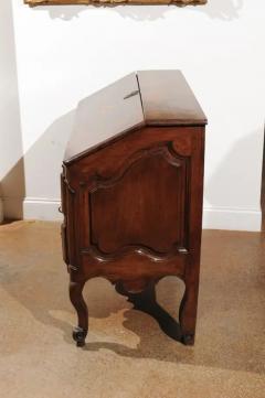 French 18th Century Walnut Slant Front Desk on Three Drawer Commode en Arbal te - 3422828