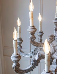 French 20th Century Carved and Painted Wood Twelve Light Chandelier - 4299014