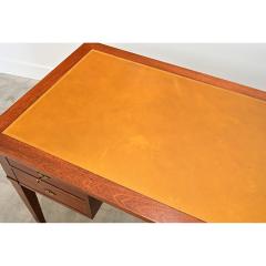 French 20th Century Mahogany and Leather top Desk - 4596591