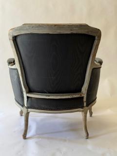 French Bergere Chair With Exquisite Shape and Carved Cabriole legs Vintage - 4367335