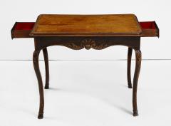 French R gence Walnut Writing Table with Tooled Leather Top Early 18th Century - 4702814