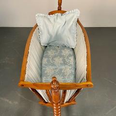 French Spindled 19th Century Walnut Decorative Cradle Swan Motif - 3345374