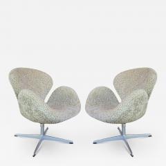 Fritz Hansen PAIR OF SWAN CHAIRS IN MOONLIGHT SHEARLING - 3620219