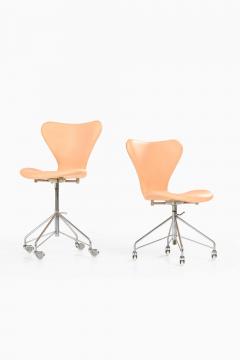 Fritz Hansen Pair of Arne Jacobsen Office Chairs in Steel and Leather by Fritz Hansen 1960s - 4648383